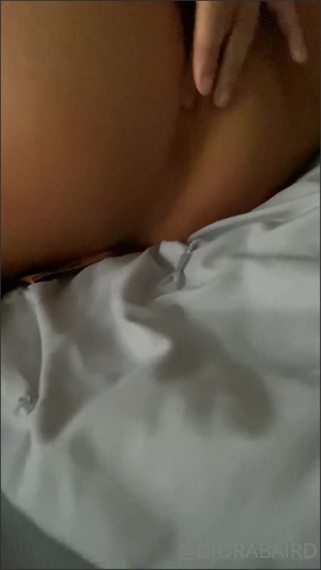 Diora Baird masturbiert im Schlafzimmer in POV