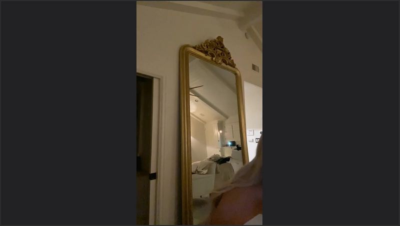 Lindsey Pelas entblößt zum ersten Mal ihre Brüste in einer Live-Übertragung