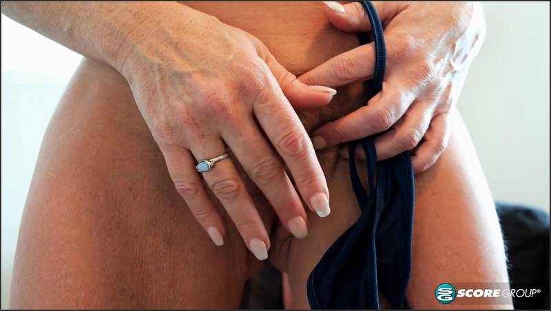 Kleine Titten Analficktrio mit zwei geilen Bi-Schlampen